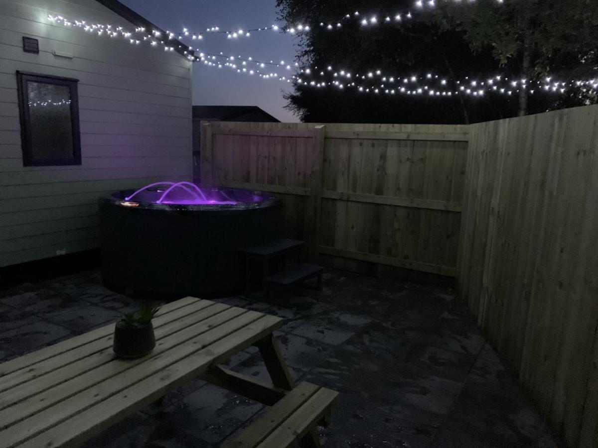 Lola Lodge - Luxury Hot Tub Retreat Newton on the Moor Eksteriør billede